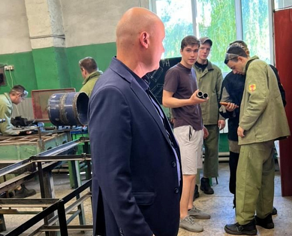 Игорь Борисов провел аттестацию молодых сварщиков
