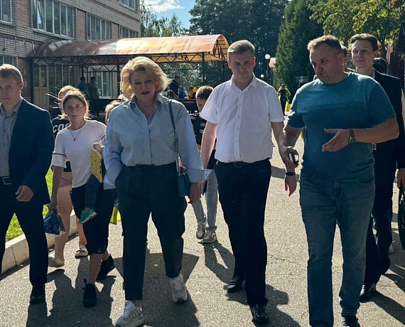 Соратники встретились с пострадавшими от нападения Украины на Курскую область