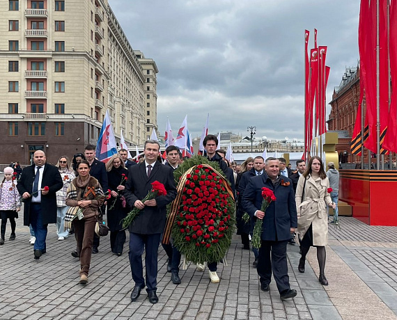 Соратники партии "РОДИНА" возложили венки и цветы к Могиле Неизвестного Солдата