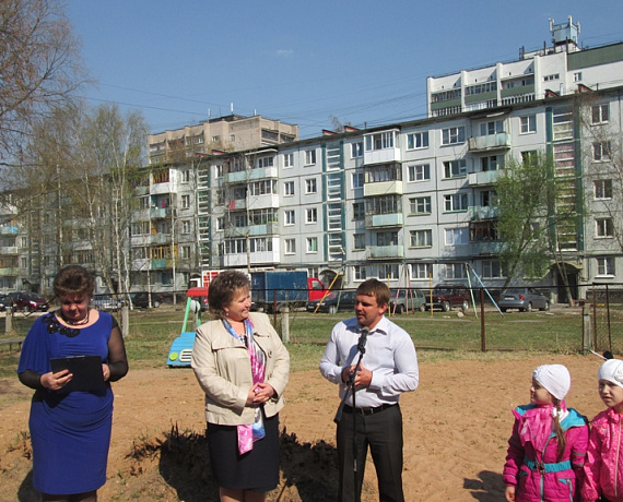 Новгородская "РОДИНА" подарила детскому саду игровую площадку