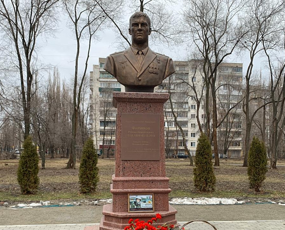 Делегация воронежской "РОДИНЫ" и общественники возложили цветы к памятнику Роману Филипову