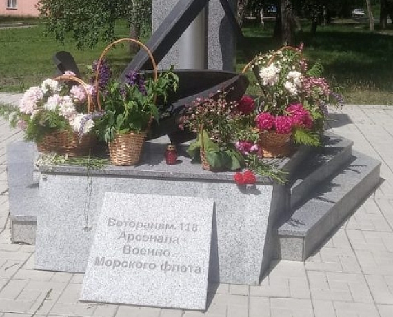 Накануне Дня памяти и скорби ребята из трудового отряда школьников привели в порядок памятник ветеранам в Новосибирске