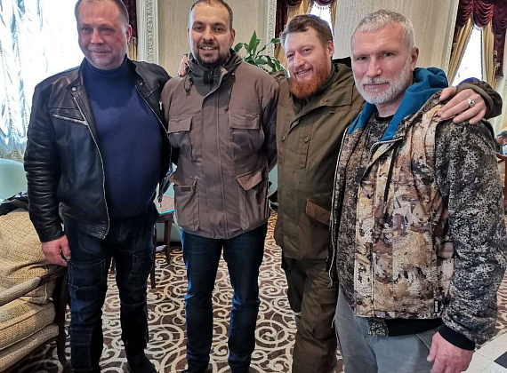 Встреча Алексея Журавлева с военкорами Андреем Руденко и Семеном Пеговым (ДНР, 29.03.2022)