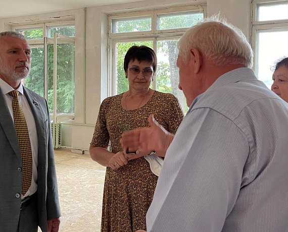 Журавлев посетил сельскую школу, преобразованную в Центр образования "Точка Роста"