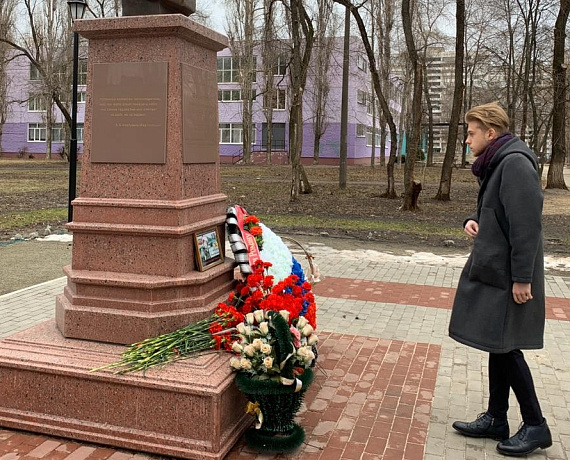 Делегация воронежской "РОДИНЫ" и общественники возложили цветы к памятнику Роману Филипову