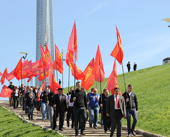 Самарские партийцы возложили цветы к Вечному огню