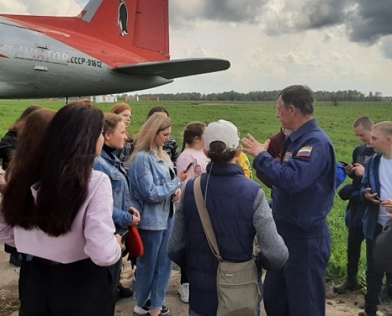 КАЛУЖСКАЯ "РОДИНА" ОРГАНИЗОВАЛА ЭКСКУРСИЮ ПО АЭРОДРОМУ ДЛЯ ШКОЛЬНИКОВ 6-8 КЛАССОВ