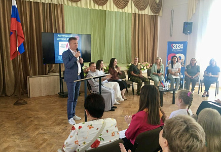 В ПРЕДДВЕРИИ ДНЯ ЗНАНИЙ ПРЕДСЕДАТЕЛЬ РЕГИОНАЛЬНОГО ОТДЕЛЕНИЯ ПАРТИИ "РОДИНА" В АСТРАХАНСКОЙ ОБЛАСТИ, ДЕПУТАТ ДУМЫ АСТРАХАНСКОЙ ОБЛАСТИ ВЛАДИМИР СУХАРЕВ ПРИШЕЛ В ГОСТИ В ОБЩЕОБРАЗОВАТЕЛЬНУЮ ШКОЛУ №30, НАХОДЯЩУЮСЯ НА ТЕРРИТОРИИ ЕГО ОКРУГА.