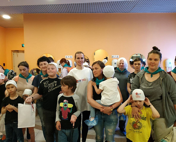 В Подмосковье прошла акция " РОДИНА -  ДЕТЯМ"  с ОВЗ в аквапарке.