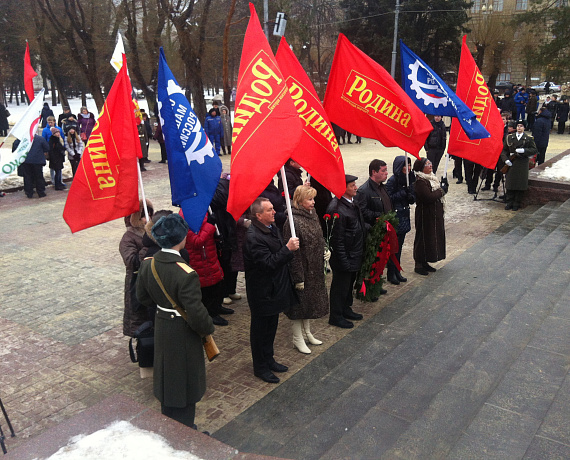 Соратники возложили цветы к Вечному огню в Волгограде