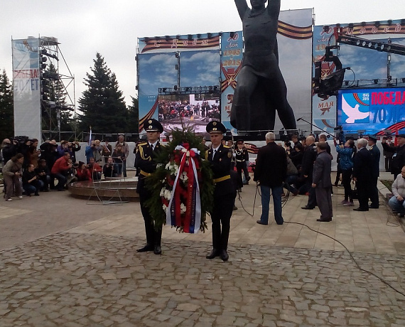 Омские социал-патриоты возложили гирлянду к Вечному огню