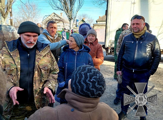 Журавлев с соратниками привезли гумпомощь в село Калиновка (ДНР, 29.03.2022)