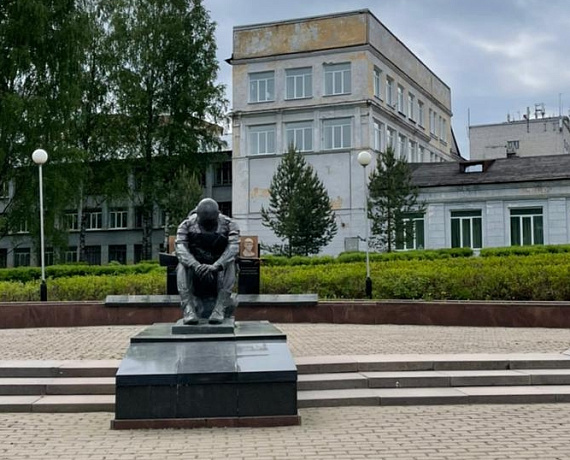 Журавлев в Сыктывкаре возложил цветы к мемориалу "Скорбящий воин"
