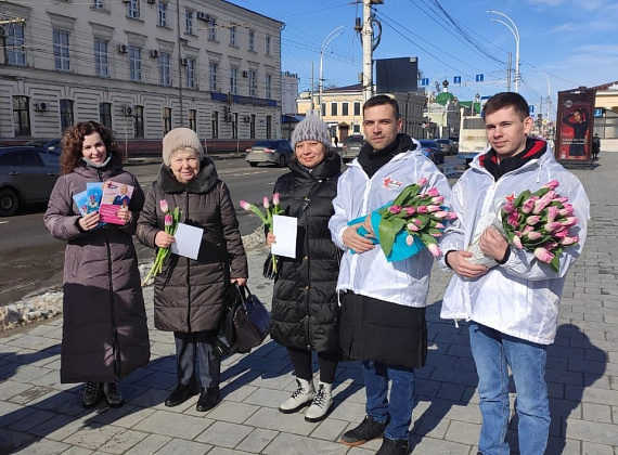 В преддверии 8 Марта Алексей Журавлев подарил цветы жительницам Тамбова