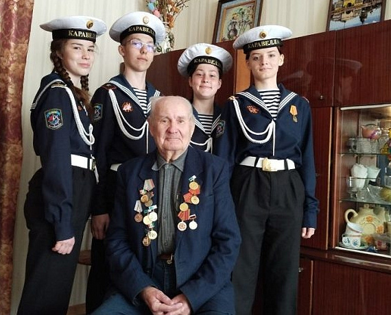 Клуб избирателей Вячеслава Илюхина поздравил ветеранов и оказал адресную помощь