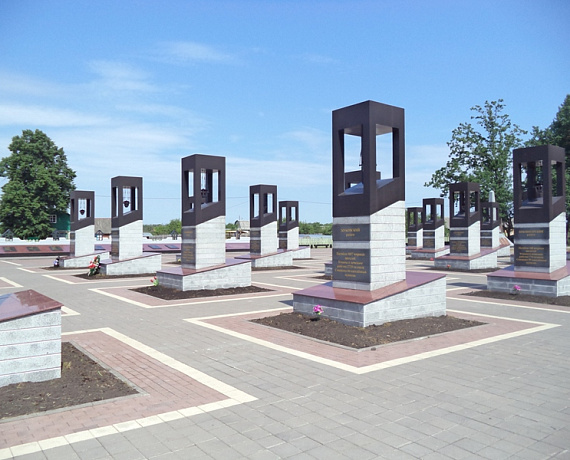 Партийцы посетили мемориальный комплекс "Хацунь" на Брянщине