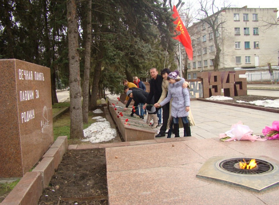 Местное отделения Партии в Георгиевском районе организовало возложение цветов у памятника войнам освободителям в день празднования 23 февраля