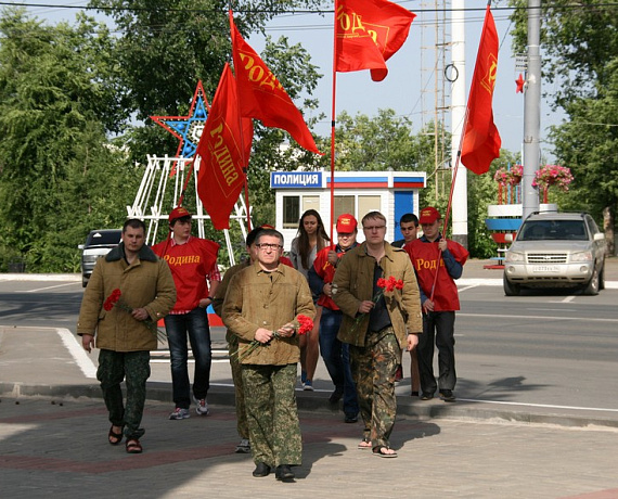 Социал-патриоты возложили цветы к Вечному огню в Оренбурге