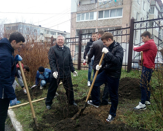 Приморские партийцы организовали субботник в Находке