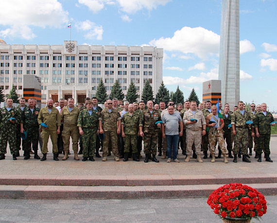 Члены самарской "РОДИНЫ" в День ВДВ возложили цветы к Вечному огню