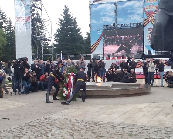 Омские социал-патриоты возложили гирлянду к Вечному огню