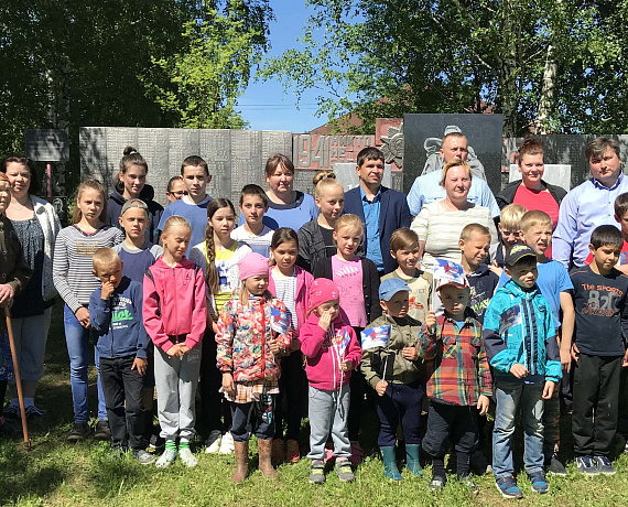Кировских "родинцев" поблагодарили жители деревни за памятник землякам, погибшим в Великой Отечественной войне
