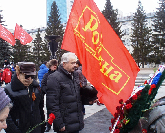 Патриоты возложили венки к Вечному огню в Челябинске