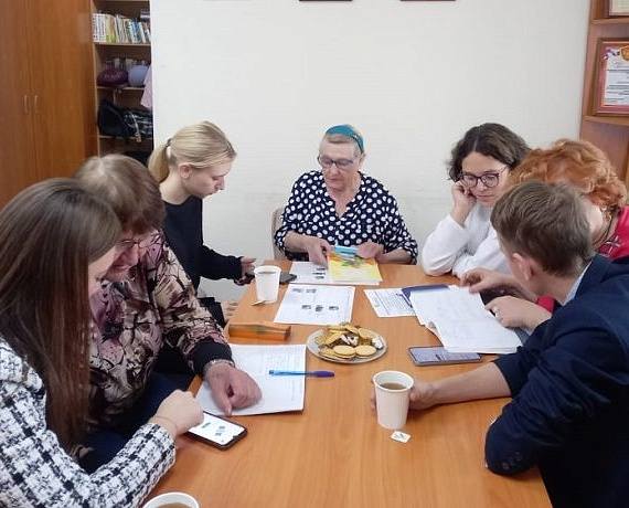 В общественной приемной Вячеслава Илюхина возобновился цикл занятий проекта "Смартфон – твой друг"