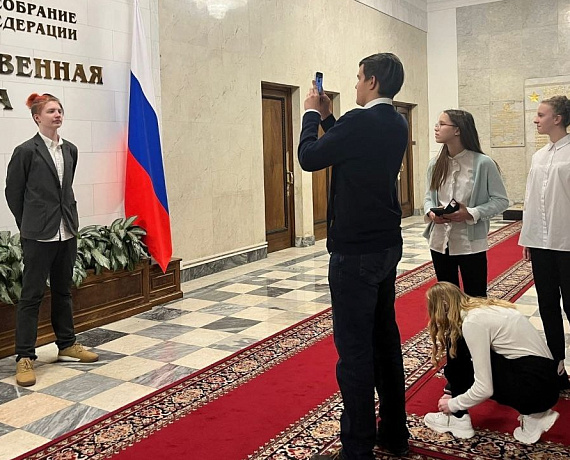 "Голос Родины" провел экскурсию по Госдуме для школьников