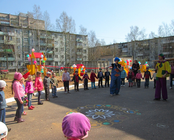 Новгородская "РОДИНА" подарила детскому саду игровую площадку
