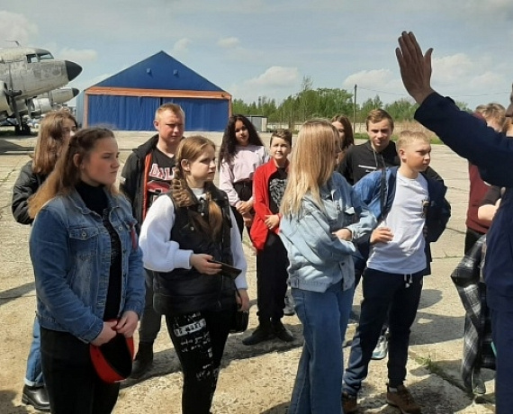 КАЛУЖСКАЯ "РОДИНА" ОРГАНИЗОВАЛА ЭКСКУРСИЮ ПО АЭРОДРОМУ ДЛЯ ШКОЛЬНИКОВ 6-8 КЛАССОВ