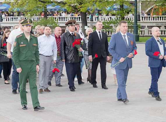 Представители "РОДИНЫ" возложили венки и цветы к могиле Неизвестного солдата, 06.05.2016