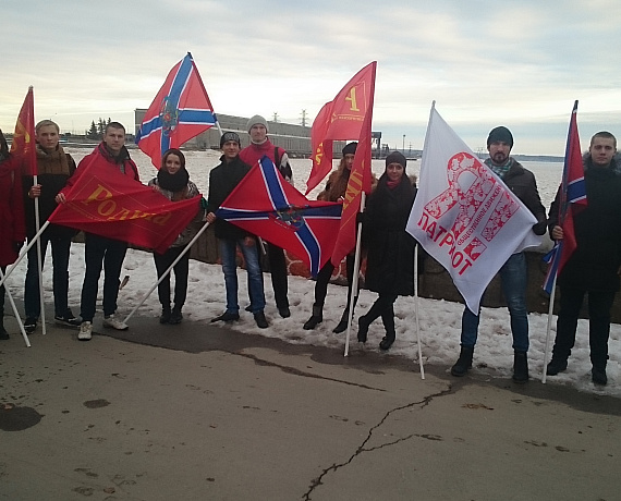 Патриоты Новосибирска провели пикет в поддержку выборов в Новороссии