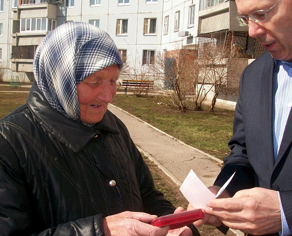 Самарские патриоты вручают медали ветеранам войны