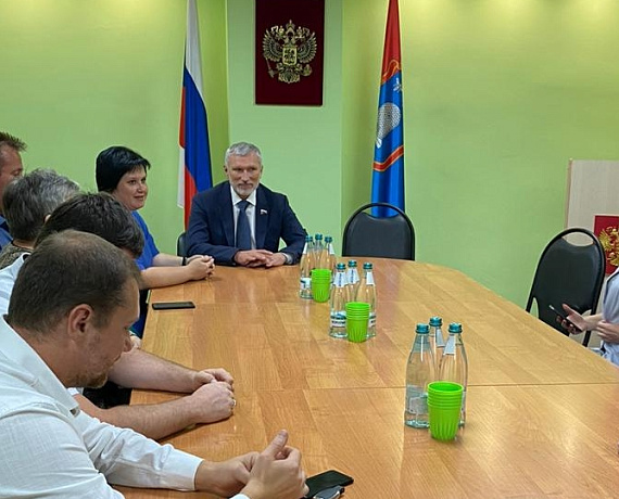 Журавлев провел рабочее совещание с единомышленниками в поселке Строитель