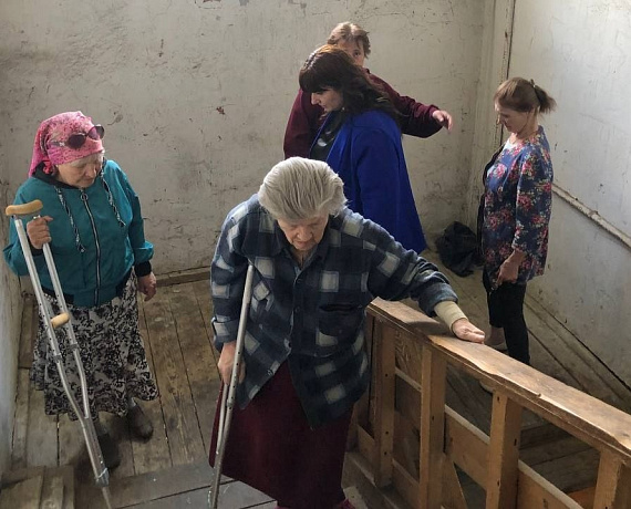 Новгородские соратники взяли на контроль ситуацию с аварийным домом в деревне Ермолино