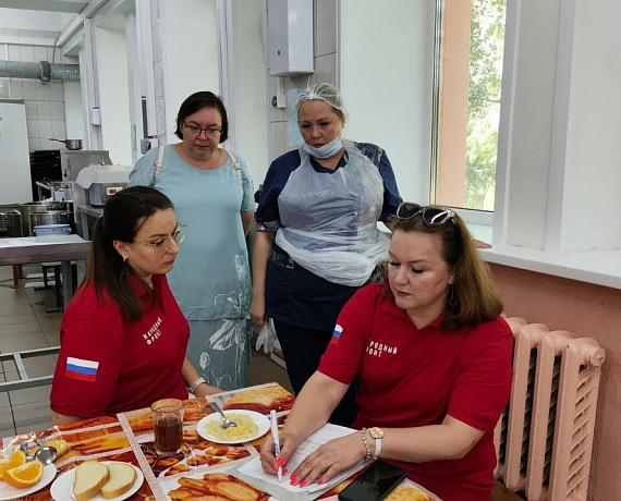 Елена Иванова приняла участие в мониторинге питания в детских лагерях Сыктывкара