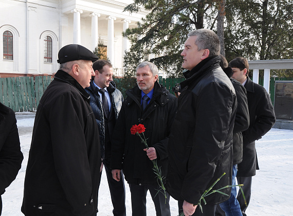 Возложение цветов к Долгоруковскому обелиску и митинг у памятника воинам-освободителям Симферополя, 4 февраля 2014 г.