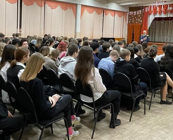 Леонид Рыбин провел уроки мужества в школах Новосибирска