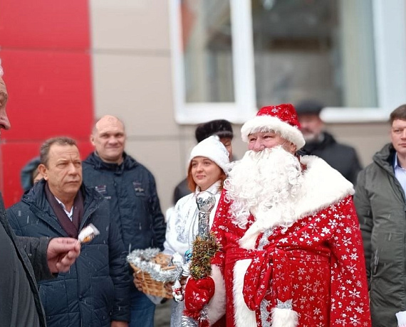 Сергей Мягких с коллегами-депутатами поздравили ветеранов и детей с наступающим Новым годом