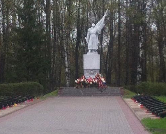 Великолукские партийцы возложили памятные венки к местам братских захоронений советских солдат
