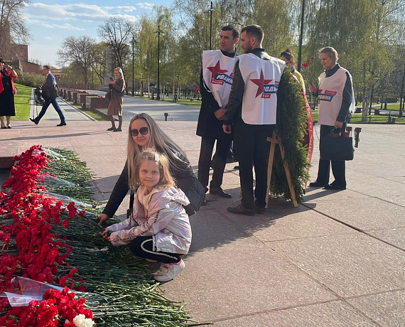 Соратники партии "РОДИНА" возложили венки и цветы к Могиле Неизвестного Солдата