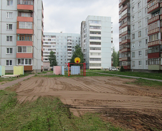 Партийцы оказали помощь в благоустройстве новгородских дворов