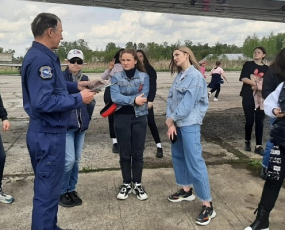 КАЛУЖСКАЯ "РОДИНА" ОРГАНИЗОВАЛА ЭКСКУРСИЮ ПО АЭРОДРОМУ ДЛЯ ШКОЛЬНИКОВ 6-8 КЛАССОВ