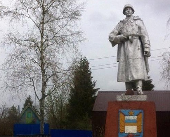 Великолукские партийцы возложили памятные венки к местам братских захоронений советских солдат