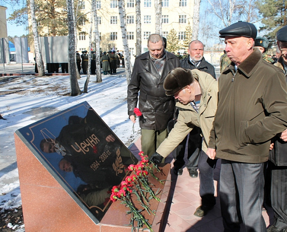 Партийцы поздравили ветеранов и военнослужащих с Днём внутренних войск