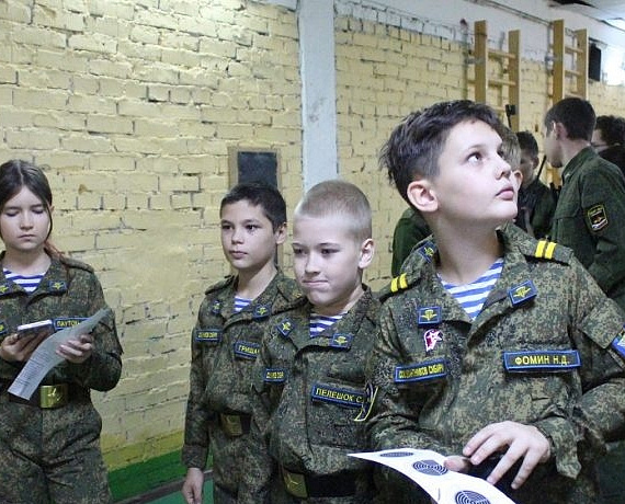Школьники поблагодарили Вячеслава Илюхина за помощь в подготовке и участии в военно-спортивных соревнованиях