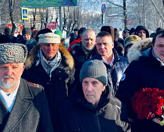 Елена Иванова и Юрий Беляцкий приняли участие в возложении цветов к памятнику "Скорбящий воин" и мемориалу "Вечная слава"