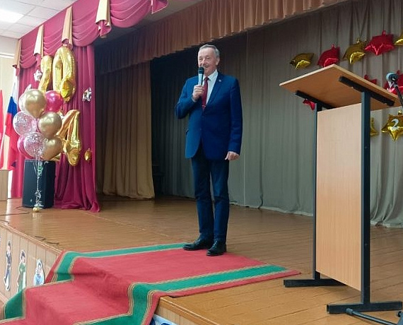 Вячеслав Илюхин и Леонид Рыбин поздравили выпускников школ города Новосибирска