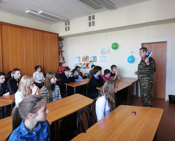 Урок мужества для озёрских школьников провели партийцы Челябинска
